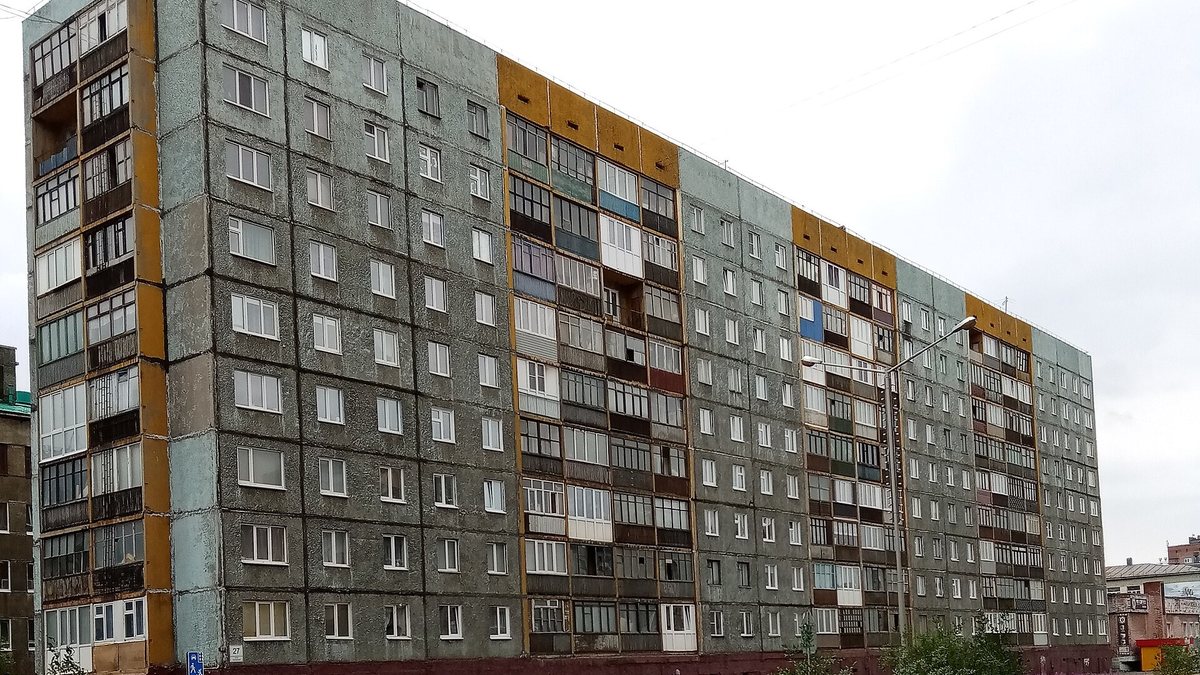 Панельный жилой дом с застекленными балконами и лоджиями