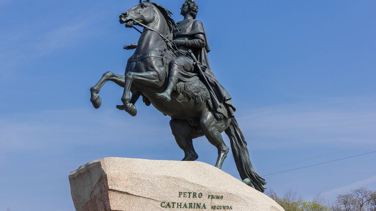 Медный всадник - памятник Петру I на Сенатской площади в Санкт-Петербурге на фоне голубого неба